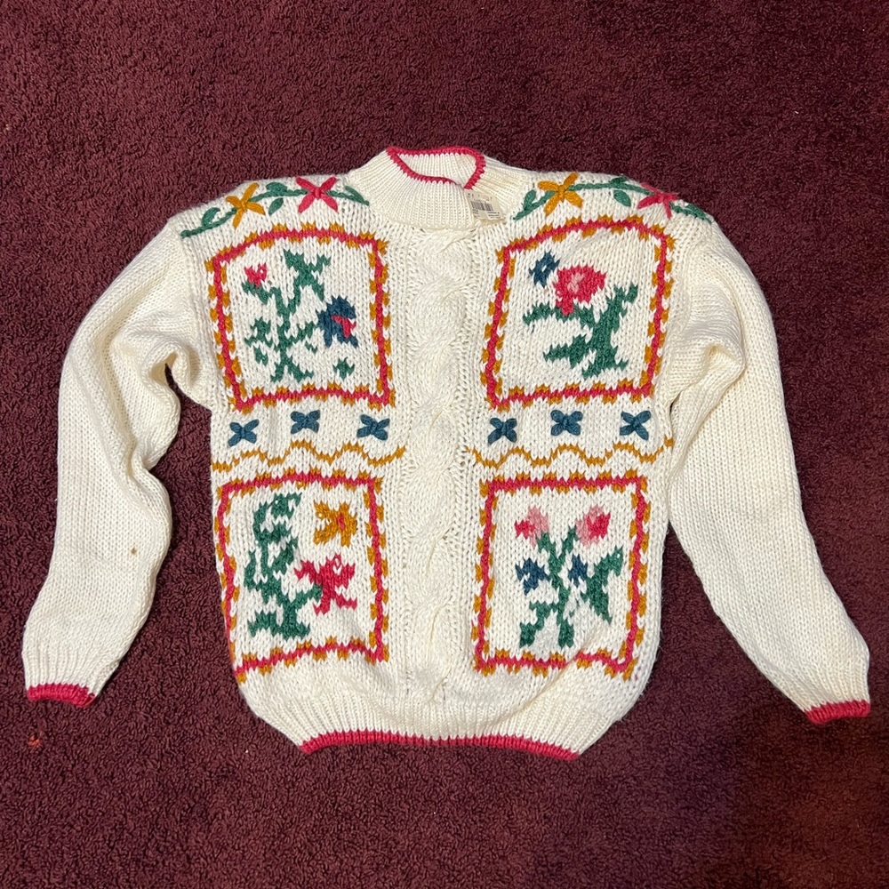 Womens Carolina Colors beautiful sweater with pretty floral design size M (NWT).